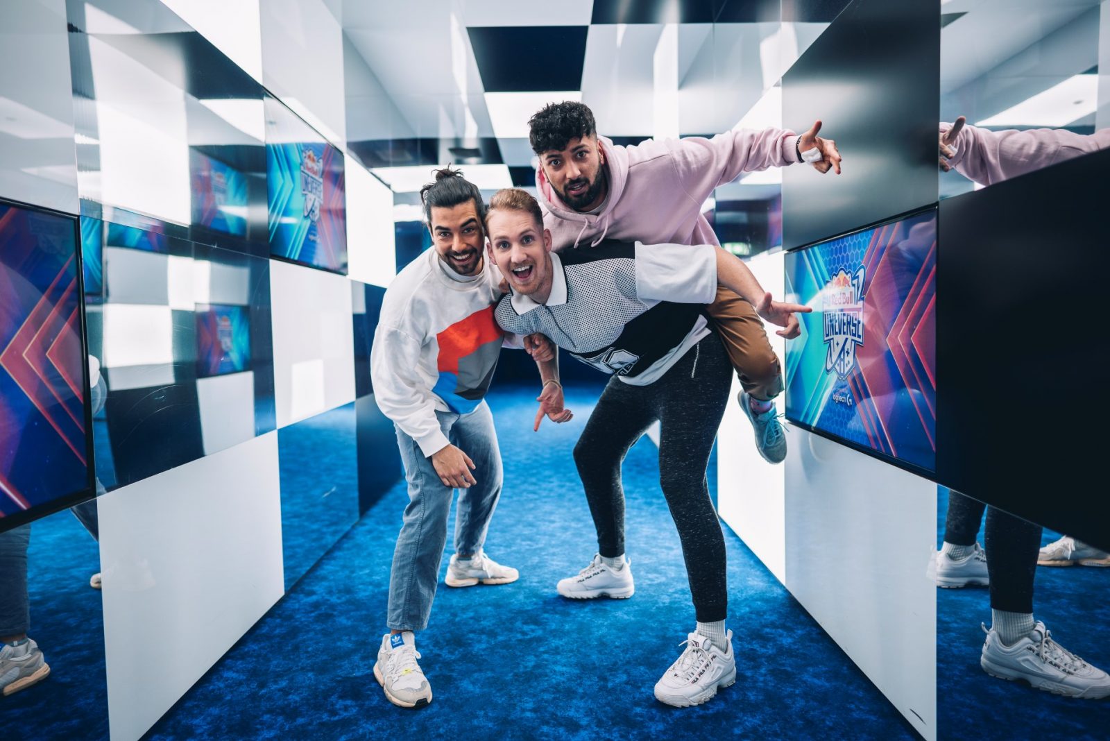 Influencer Unigag posieren für ein Foto in der Red Bull Gaming World