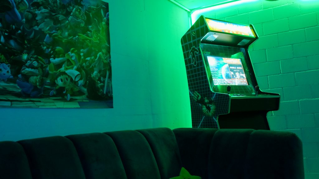 GameInn: Sofa mit Arcade-Spielmaschine