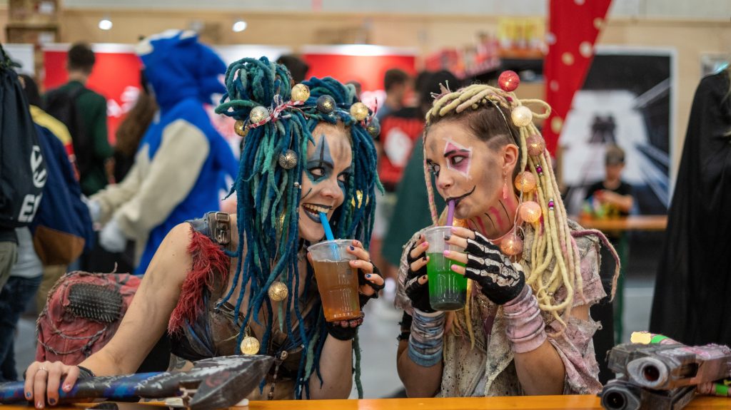 Zwei Cosplayerinnen trinken Bubble Tea am HeroFest.